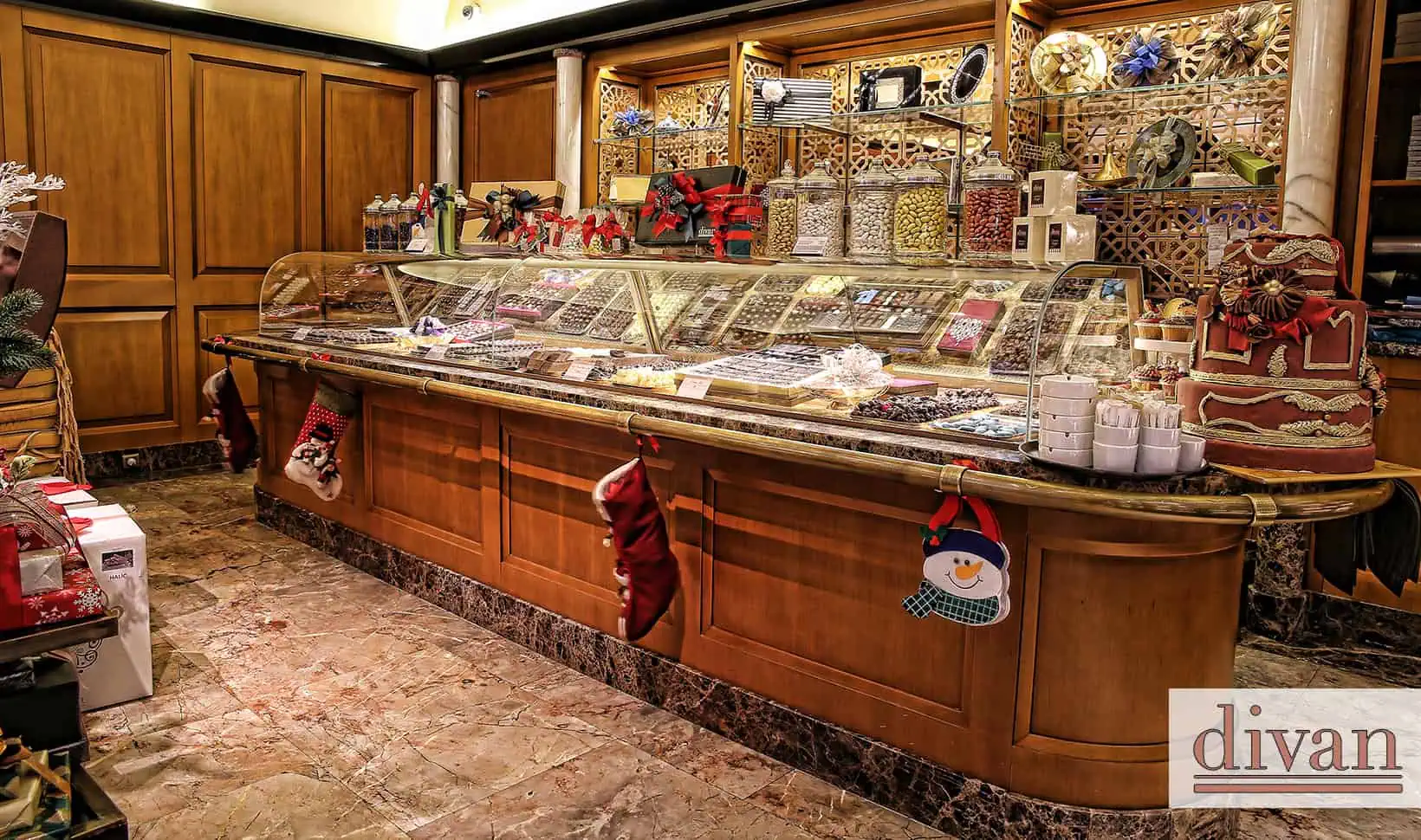 DİVAN PATISSERIE Pastry and Chocolate Showcase
