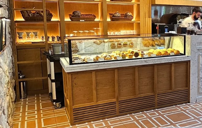 Hilla Restaurant Ahşap kaplama soğuk teşhir dolabı