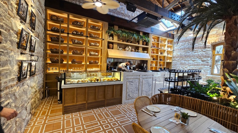 Cold display suitable for concept of restaurant